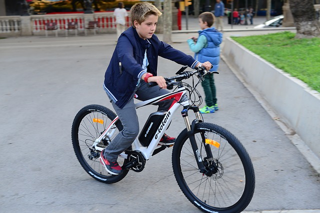 Chłopiec na rowerze kupionym w sklepie rowerowym JR Concept w Warszawie